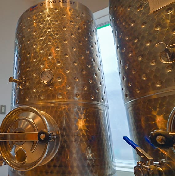 醸造所内は温度管理を徹底。一年中10度に保たれています。 