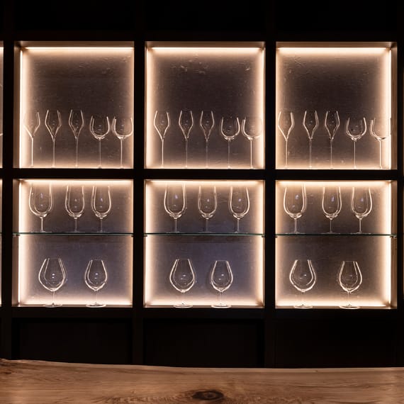 こだわりの照明で、ワイングラスが幻想的に浮かび上がります。